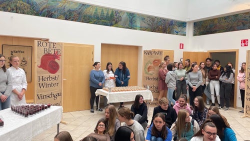 Schülerinnen der 2. Klasse erläutern die Rote Bete und die Kastanie Schülerinnen der 2. Klasse erläutern die Rote Bete und die Kastanie