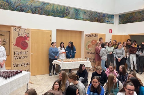 Schülerinnen der 2. Klasse erläutern die Rote Bete und die Kastanie Schülerinnen der 2. Klasse erläutern die Rote Bete und die Kastanie