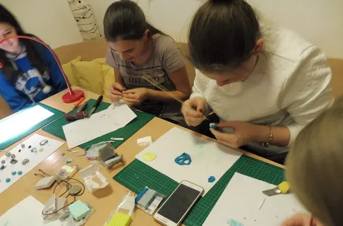 Gemeinsames Basteln steht auf dem Abendprogramm Gemeinsames Basteln steht auf dem Abendprogramm