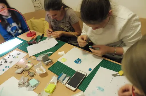 Gemeinsames Basteln steht auf dem Abendprogramm Gemeinsames Basteln steht auf dem Abendprogramm