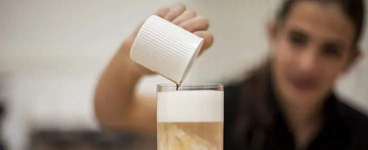 Zubereitung eine Latte Macchiato Zubereitung eine Latte Macchiato