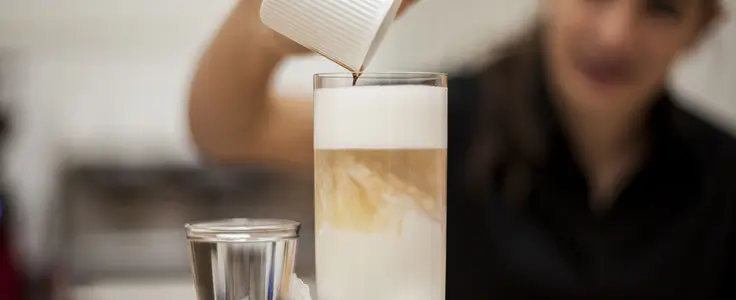 Zubereitung eine Latte Macchiato Zubereitung eine Latte Macchiato