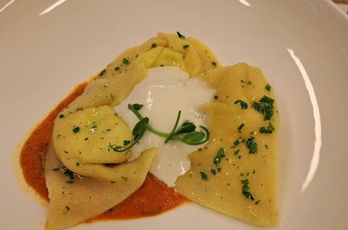Hausgemachte Tortelloni gefüllt mit Frischkäse auf Datterini Tomaten mit Parmesan-Espuma Hausgemachte Tortelloni gefüllt mit Frischkäse auf Datterini Tomaten mit Parmesan-Espuma