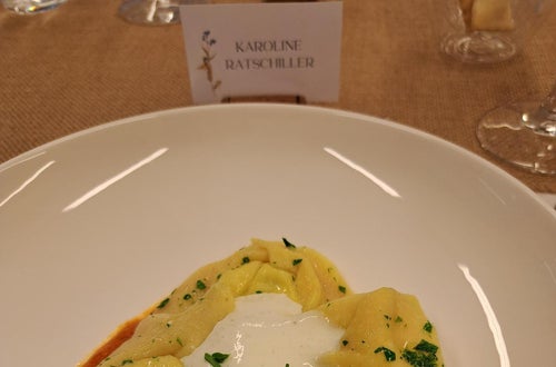 Hausgemachte Tortelloni gefüllt mit Frischkäse auf Datterini Tomaten mit Parmesan-Espuma Hausgemachte Tortelloni gefüllt mit Frischkäse auf Datterini Tomaten mit Parmesan-Espuma