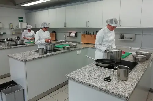 Schülerinnen beim Kochen Schülerinnen beim Kochen