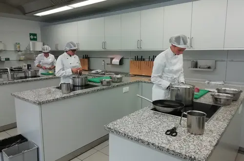 Schülerinnen beim Kochen Schülerinnen beim Kochen