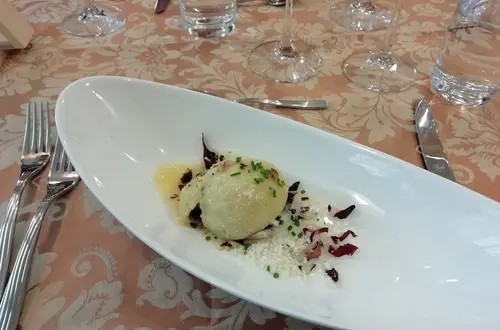 Angerichtete Teigtaschen Angerichtete Teigtaschen