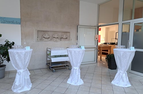 Eingangshalle: Stehtische mit Gläsern Eingangshalle: Stehtische mit Gläsern