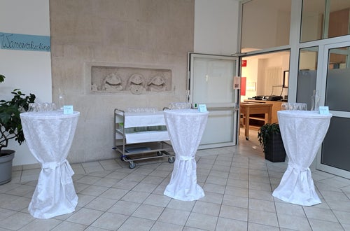 Eingangshalle: Stehtische mit Gläsern Eingangshalle: Stehtische mit Gläsern