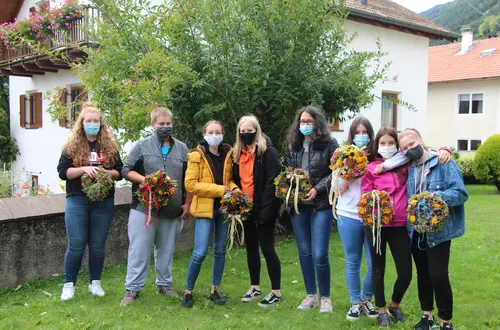 Gruppenfoto Raumgestaltung. Jugendlichen halten ihre Herbstkränze in der Hand Gruppenfoto Raumgestaltung. Jugendlichen halten ihre Herbstkränze in der Hand