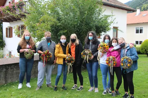 Gruppenfoto Raumgestaltung. Jugendlichen halten ihre Herbstkränze in der Hand Gruppenfoto Raumgestaltung. Jugendlichen halten ihre Herbstkränze in der Hand