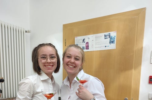 Schülerinnen bei der Zubereitung des Aperitifs Schülerinnen bei der Zubereitung des Aperitifs