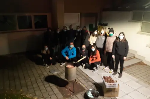 Jugendliche beim Braten der Kastanien Jugendliche beim Braten der Kastanien