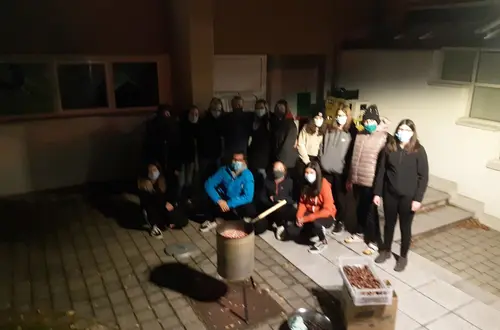 Jugendliche beim Braten der Kastanien Jugendliche beim Braten der Kastanien