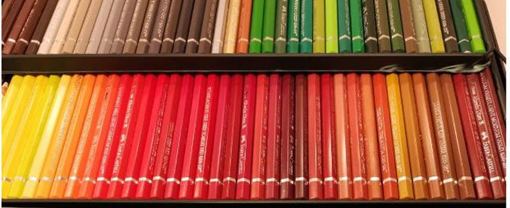 Verschiedene Holzmalstifte in einer Box Verschiedene Holzmalstifte in einer Box