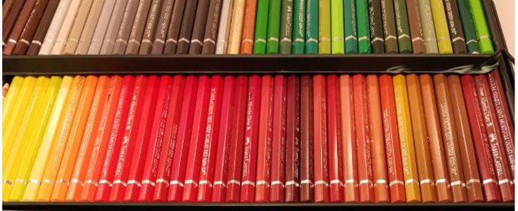 Verschiedene Holzmalstifte in einer Box Verschiedene Holzmalstifte in einer Box