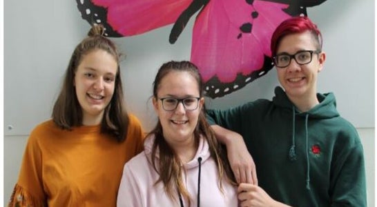 Titelbild der Schulzeitung. Es sind zwei Schülerinnen und ein Schüler abgebildet. Titelbild der Schulzeitung. Es sind zwei Schülerinnen und ein Schüler abgebildet.
