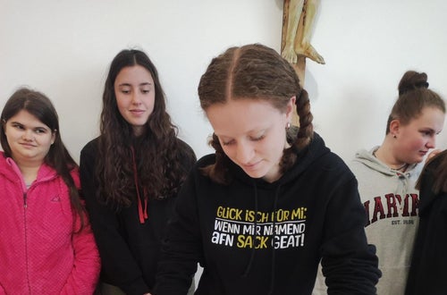 Schülerinnen am Buffet Schülerinnen am Buffet