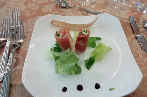 Vorspeisenteller mit gefüllten Speckröllchen und Salat Vorspeisenteller mit gefüllten Speckröllchen und Salat