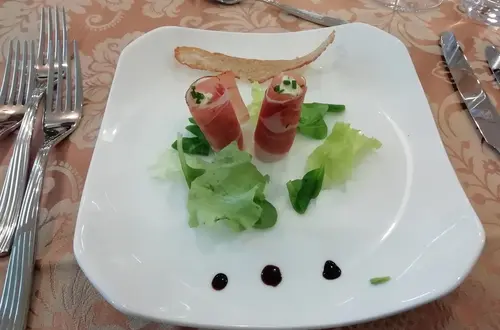 Vorspeisenteller mit gefüllten Speckröllchen und Salat Vorspeisenteller mit gefüllten Speckröllchen und Salat