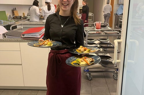 Schülerin beim Tellerservice Schülerin beim Tellerservice