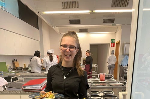 Schülerin beim Tellerservice Schülerin beim Tellerservice