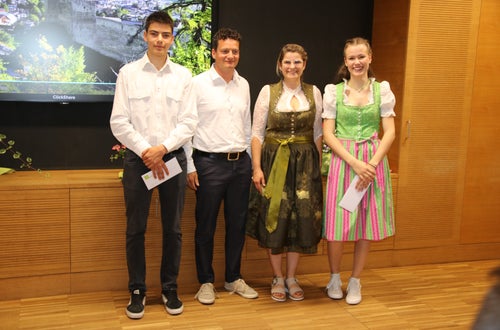 Übergabe des Geldpreises an die Klassenbeste Schülerin der Fachschule für Hauswirtschaft und Ernährung Kortsch und den Klassenbesten Schüler der Fürstenburg. Übergabe des Geldpreises an die Klassenbeste Schülerin der Fachschule für Hauswirtschaft und Ernährung Kortsch und den Klassenbesten Schüler der Fürstenburg.