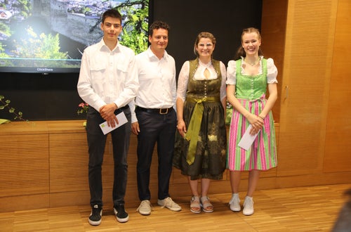 Übergabe des Geldpreises an die Klassenbeste Schülerin der Fachschule für Hauswirtschaft und Ernährung Kortsch und den Klassenbesten Schüler der Fürstenburg. Übergabe des Geldpreises an die Klassenbeste Schülerin der Fachschule für Hauswirtschaft und Ernährung Kortsch und den Klassenbesten Schüler der Fürstenburg.