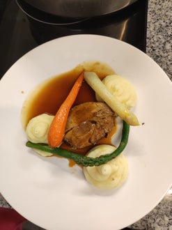 Kalbsbraten auf Kartoffelpüree mit Frühlingsgemüse Kalbsbraten auf Kartoffelpüree mit Frühlingsgemüse