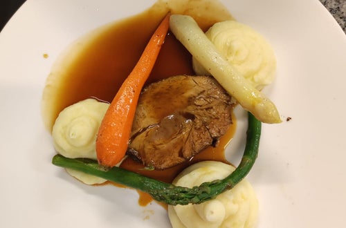 Kalbsbraten auf Kartoffelpüree mit Frühlingsgemüse Kalbsbraten auf Kartoffelpüree mit Frühlingsgemüse