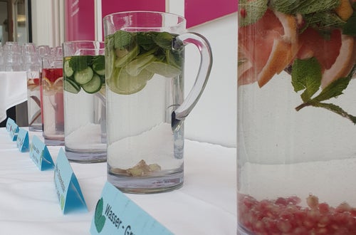 Das Foto zeigt mehrere Wasserkrüge mit verschiedenen "Geschmacksrichtungen" z.B. Wasser- Grapefruit- Granatapfel- Minze. Das Foto zeigt mehrere Wasserkrüge mit verschiedenen "Geschmacksrichtungen" z.B. Wasser- Grapefruit- Granatapfel- Minze.