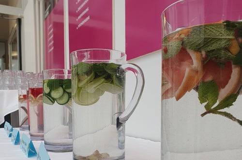 Das Foto zeigt mehrere Wasserkrüge mit verschiedenen "Geschmacksrichtungen" z.B. Wasser- Grapefruit- Granatapfel- Minze. Das Foto zeigt mehrere Wasserkrüge mit verschiedenen "Geschmacksrichtungen" z.B. Wasser- Grapefruit- Granatapfel- Minze.