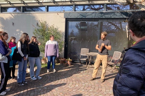 Die Schülerinnen lauschen aufmerksam den Ausführungen des Betriebsbesitzers. Die Schülerinnen lauschen aufmerksam den Ausführungen des Betriebsbesitzers.