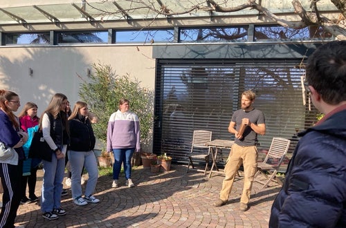 Die Schülerinnen lauschen aufmerksam den Ausführungen des Betriebsbesitzers. Die Schülerinnen lauschen aufmerksam den Ausführungen des Betriebsbesitzers.