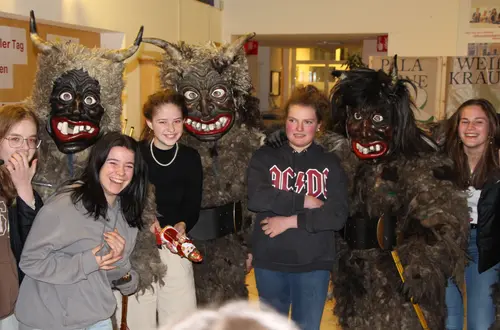 Mädchen und Krampusse bei der Nikolausfeier 2022 Mädchen und Krampusse bei der Nikolausfeier 2022