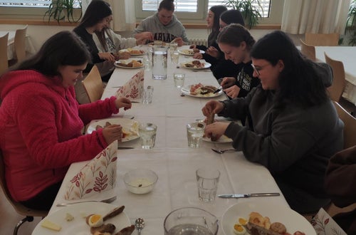 Schülerinnen beim Verzehr der verschiedenen Speisen Schülerinnen beim Verzehr der verschiedenen Speisen