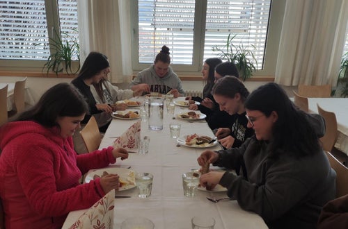 Schülerinnen beim Verzehr der verschiedenen Speisen Schülerinnen beim Verzehr der verschiedenen Speisen