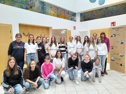 Gruppenfoto der 2. Klasse im Hintergrund sind zwei Schautafeln zum Thema Wasser zu sehen Gruppenfoto der 2. Klasse im Hintergrund sind zwei Schautafeln zum Thema Wasser zu sehen