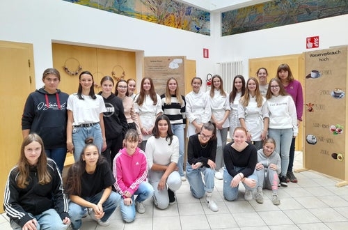 Gruppenfoto der 2. Klasse im Hintergrund sind zwei Schautafeln zum Thema Wasser zu sehen Gruppenfoto der 2. Klasse im Hintergrund sind zwei Schautafeln zum Thema Wasser zu sehen