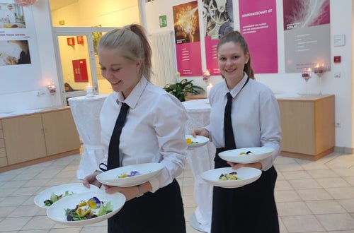 Schülerinnen beim Service Schülerinnen beim Service