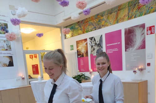 Schülerinnen beim Service Schülerinnen beim Service