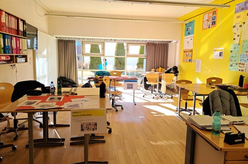 Klassenraum mit verschiedenen Lernstationen zu Themen der Allgemeinbildung Klassenraum mit verschiedenen Lernstationen zu Themen der Allgemeinbildung