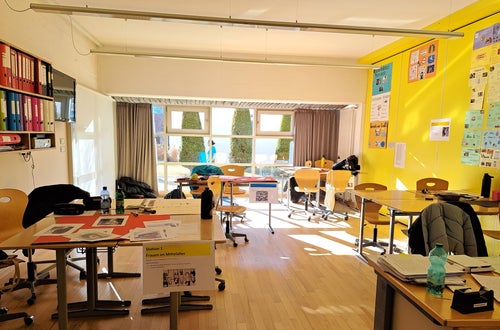 Klassenraum mit verschiedenen Lernstationen zu Themen der Allgemeinbildung Klassenraum mit verschiedenen Lernstationen zu Themen der Allgemeinbildung