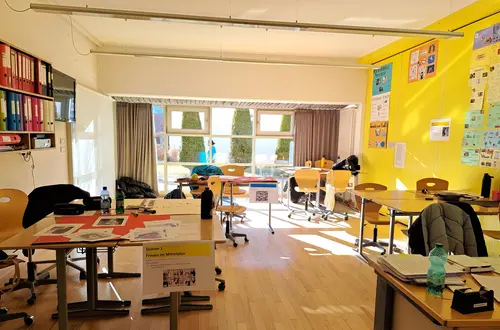 Klassenraum mit verschiedenen Lernstationen zu Themen der Allgemeinbildung Klassenraum mit verschiedenen Lernstationen zu Themen der Allgemeinbildung