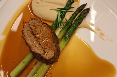 Kalbsschulternahtl mit Selleriepüree und grünem Spargel Kalbsschulternahtl mit Selleriepüree und grünem Spargel