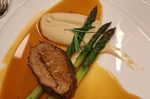 Kalbsschulternahtl mit Selleriepüree und grünem Spargel Kalbsschulternahtl mit Selleriepüree und grünem Spargel