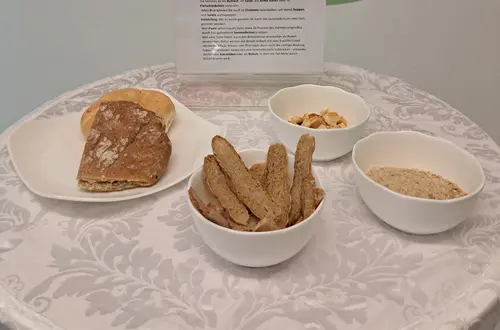 Tisch mit Brot Tisch mit Brot