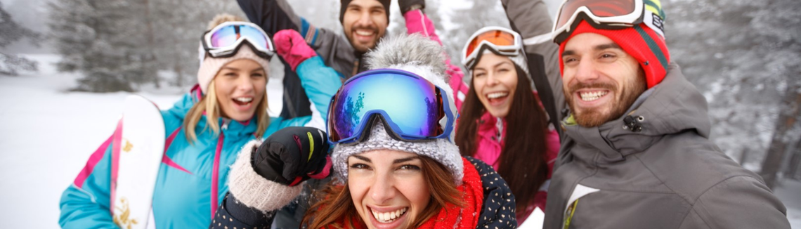 grupa narciarzy i snowboard w zimie w górach, zdjęcie poziome