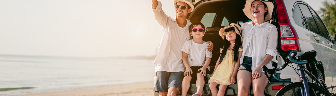 czteroosobowa rodzina na wyjeździe, w samochodzie na plaży, wakacje rodzinne z rowerem, zdjęcie w poziomie