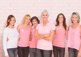 kobiety w różowych t-shitrach z kokardkami - symbole walki z nowotworem